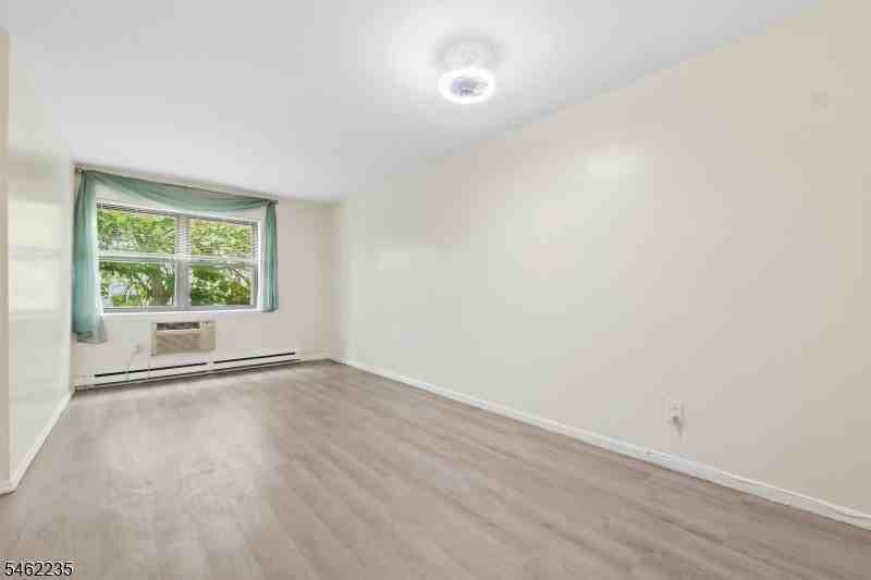 300 Lookout Ave - Photo 4 of 28