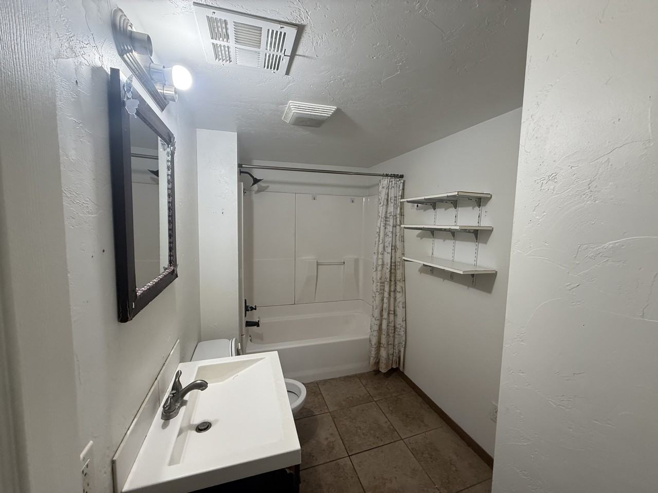 805 East 13th Street APT B - Photo 4 of 7