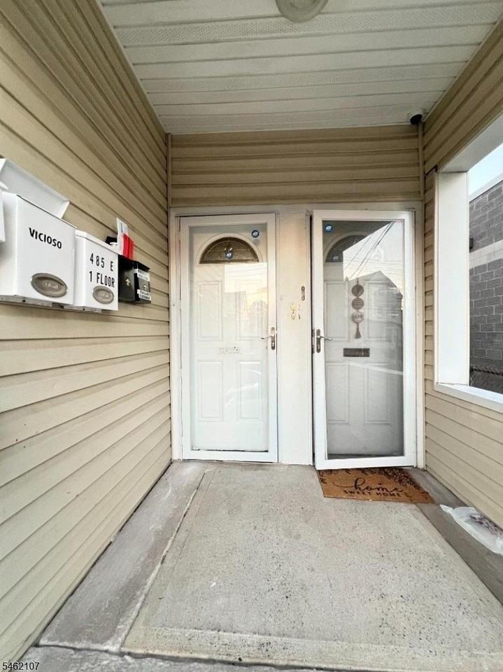 485 E 27th St #1 - Photo 3 of 13