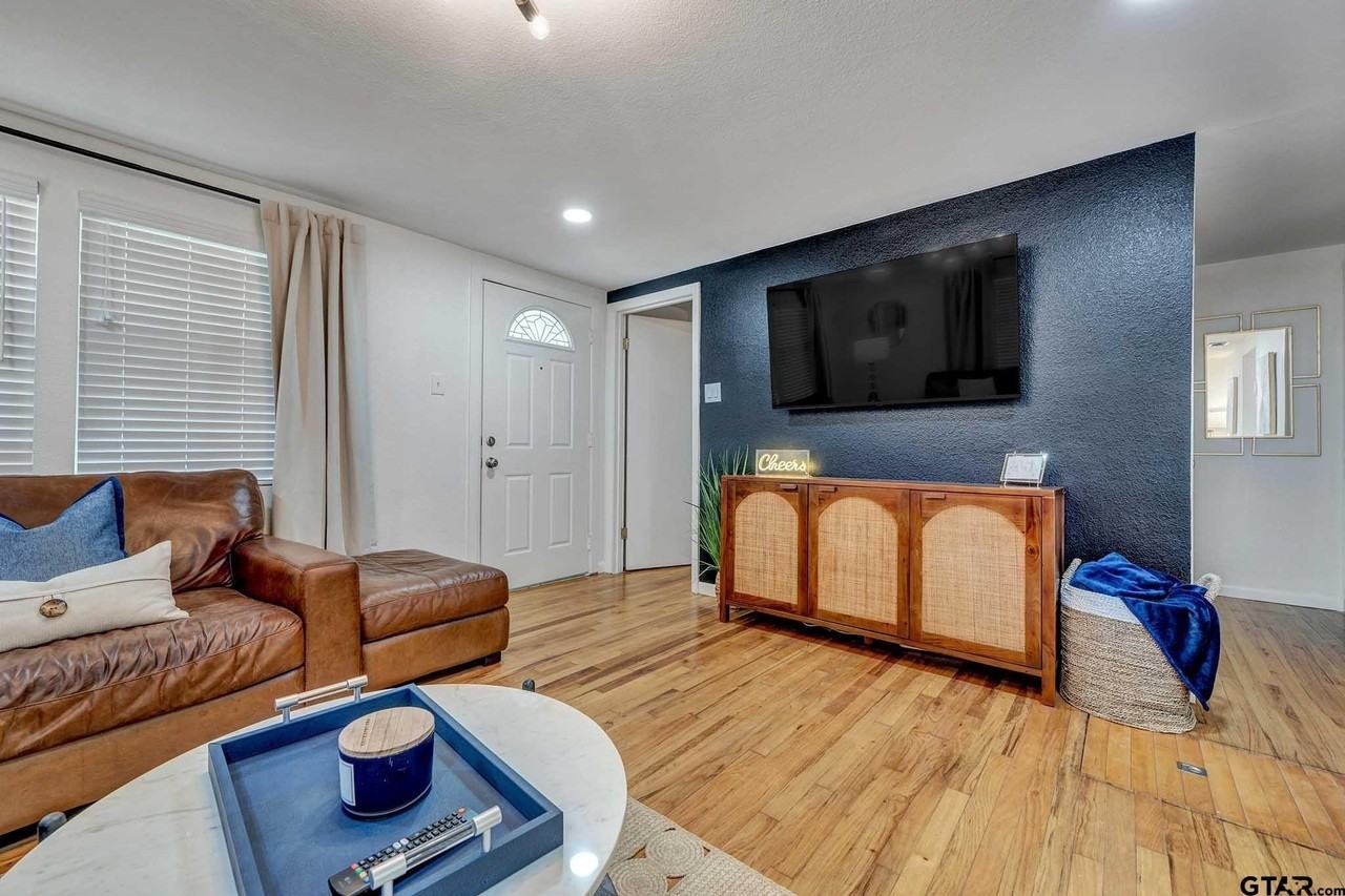 518 E 5th St - Photo 2 of 28