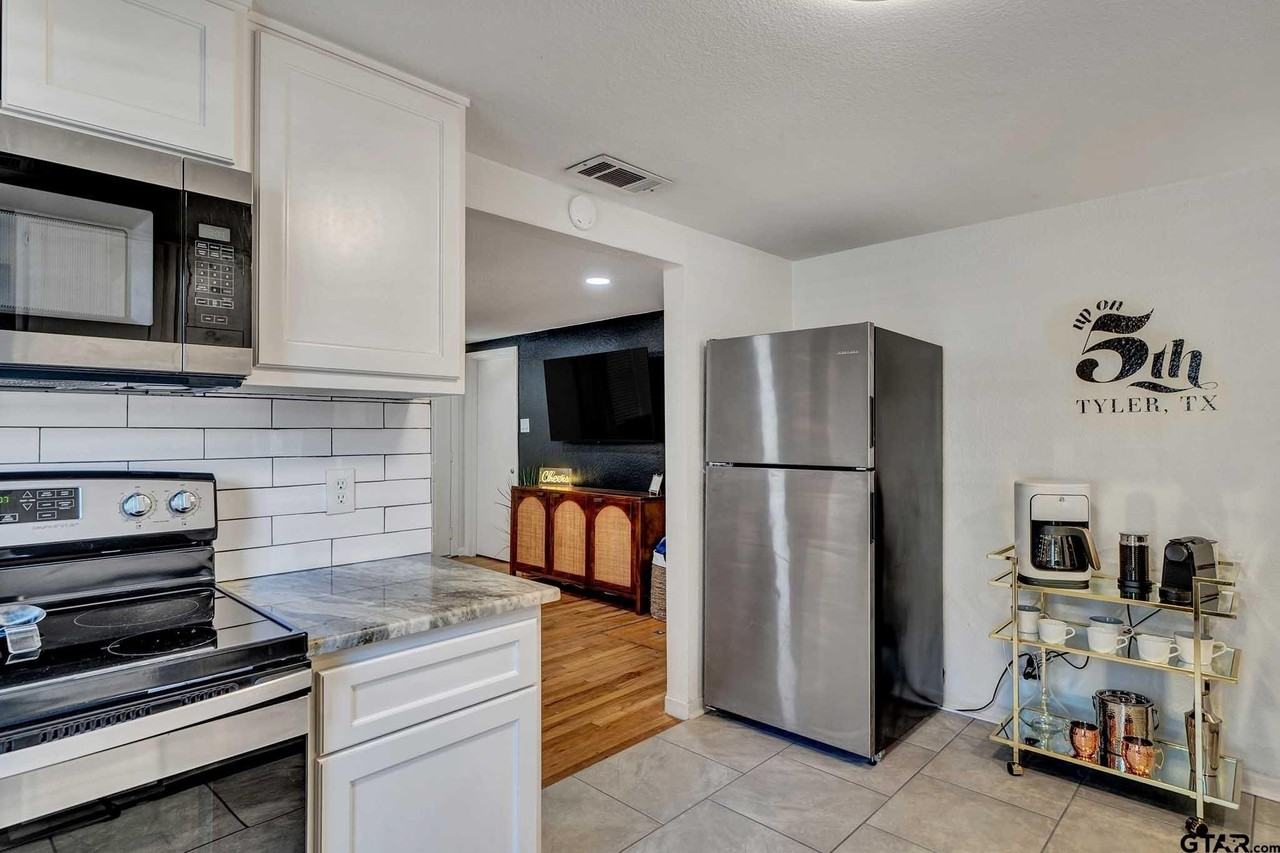 518 E 5th St - Photo 5 of 28
