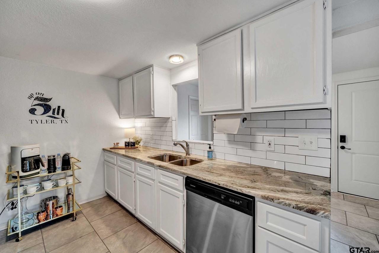 518 E 5th St - Photo 7 of 28