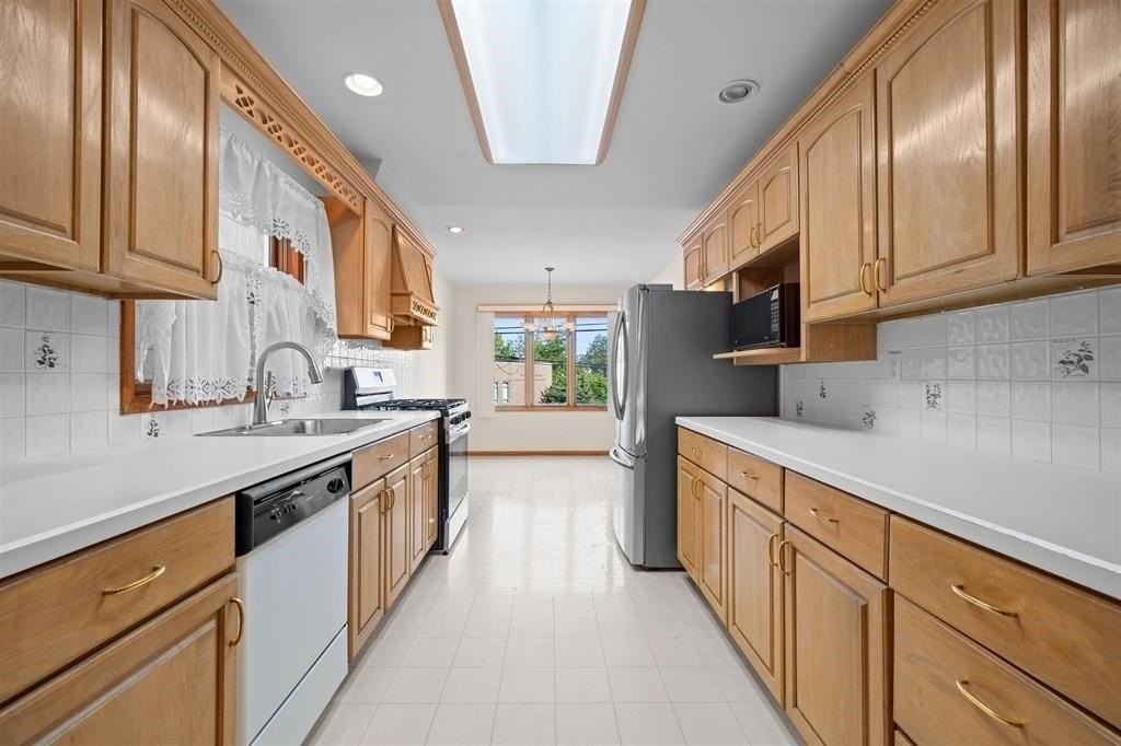 287 Avenue E #1 - Photo 5 of 14