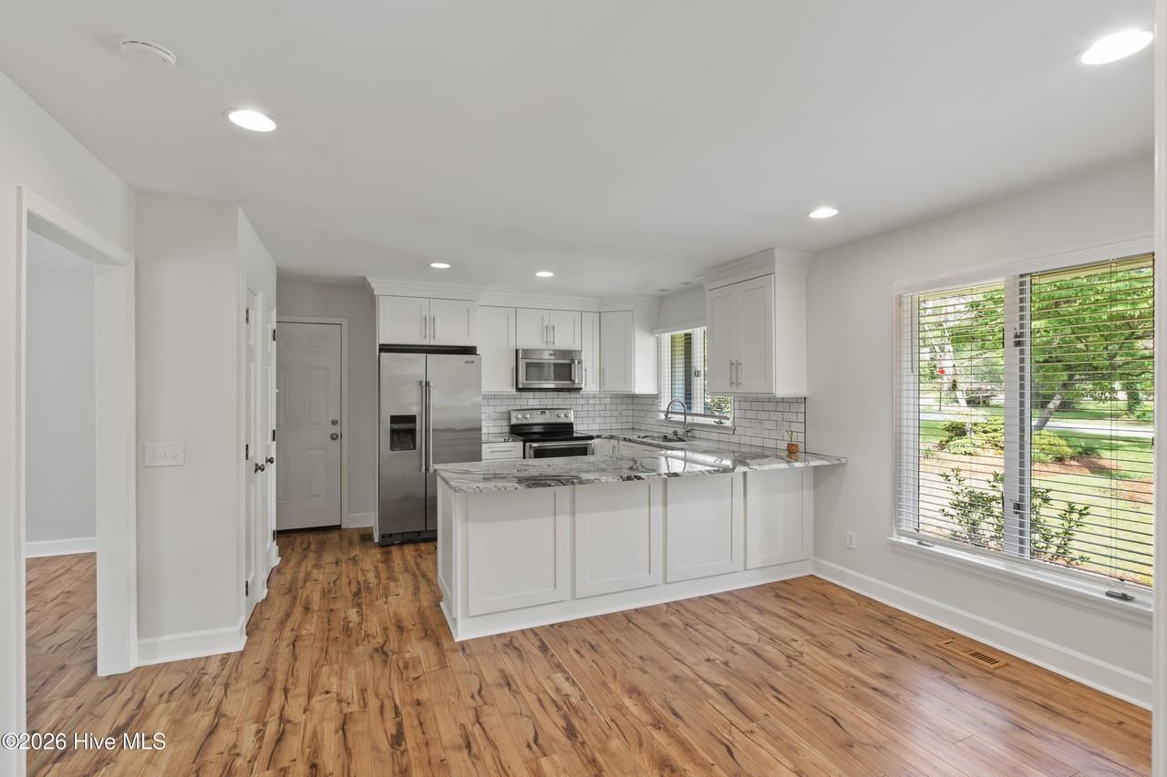925 N Ridge St - Photo 6 of 27