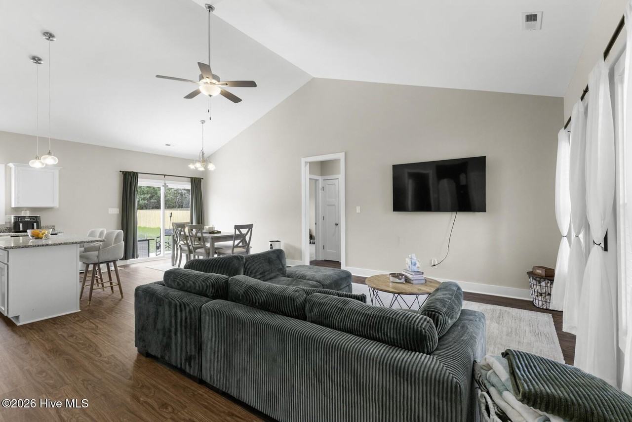 306 E Theriault Ct - Photo 2 of 21