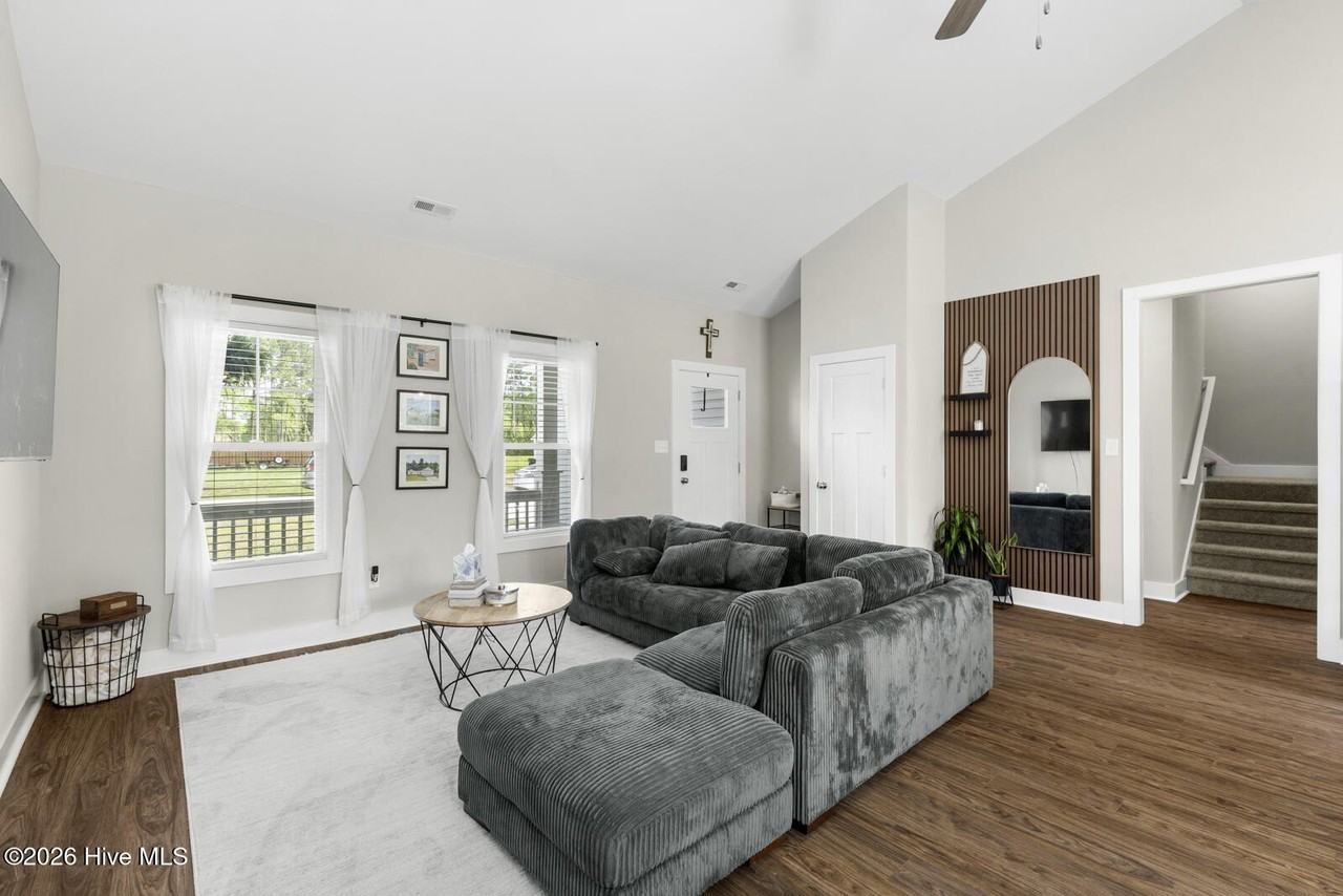 306 E Theriault Ct - Photo 3 of 21