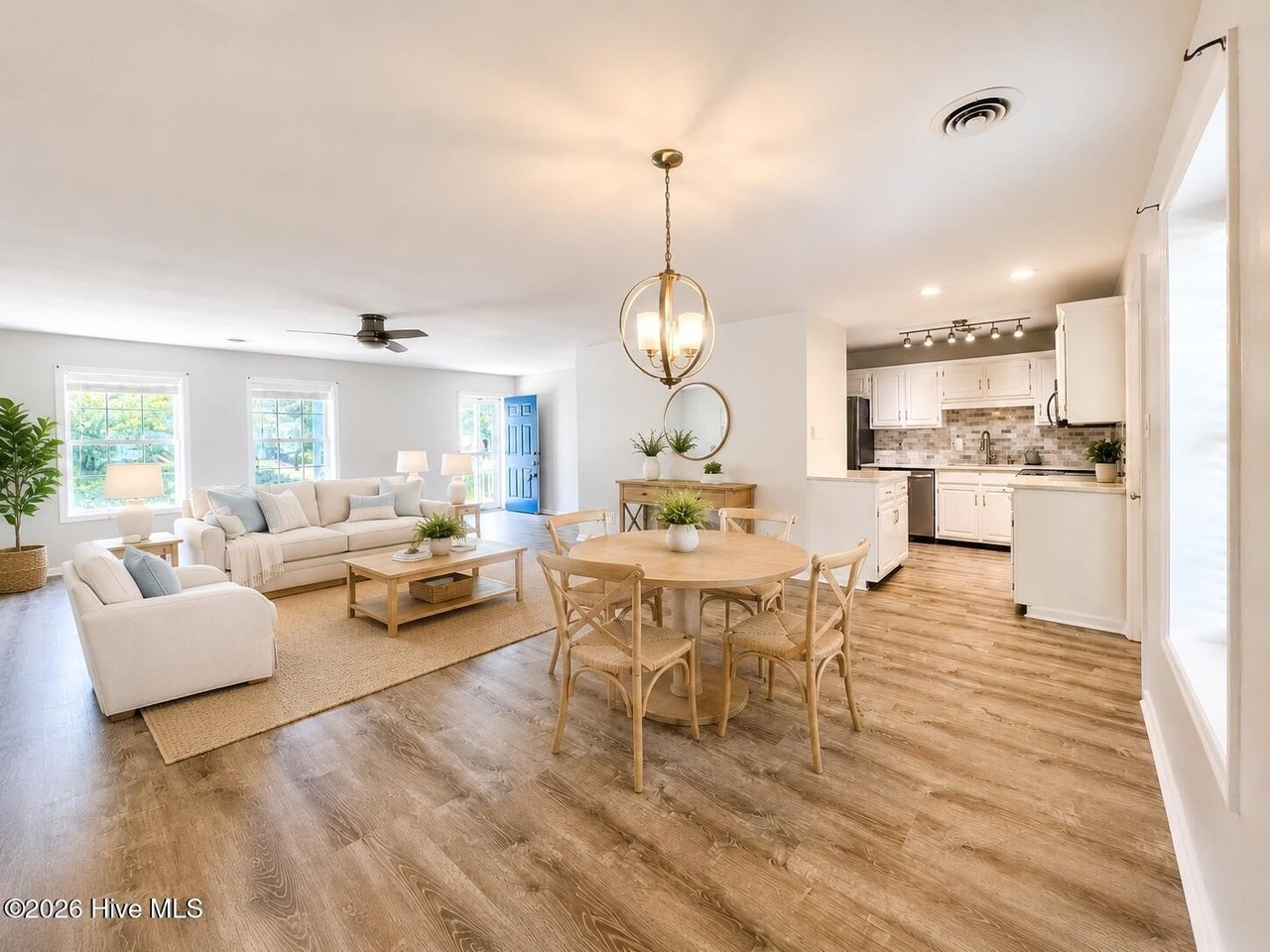 1093 Harbor Dr - Photo 4 of 26