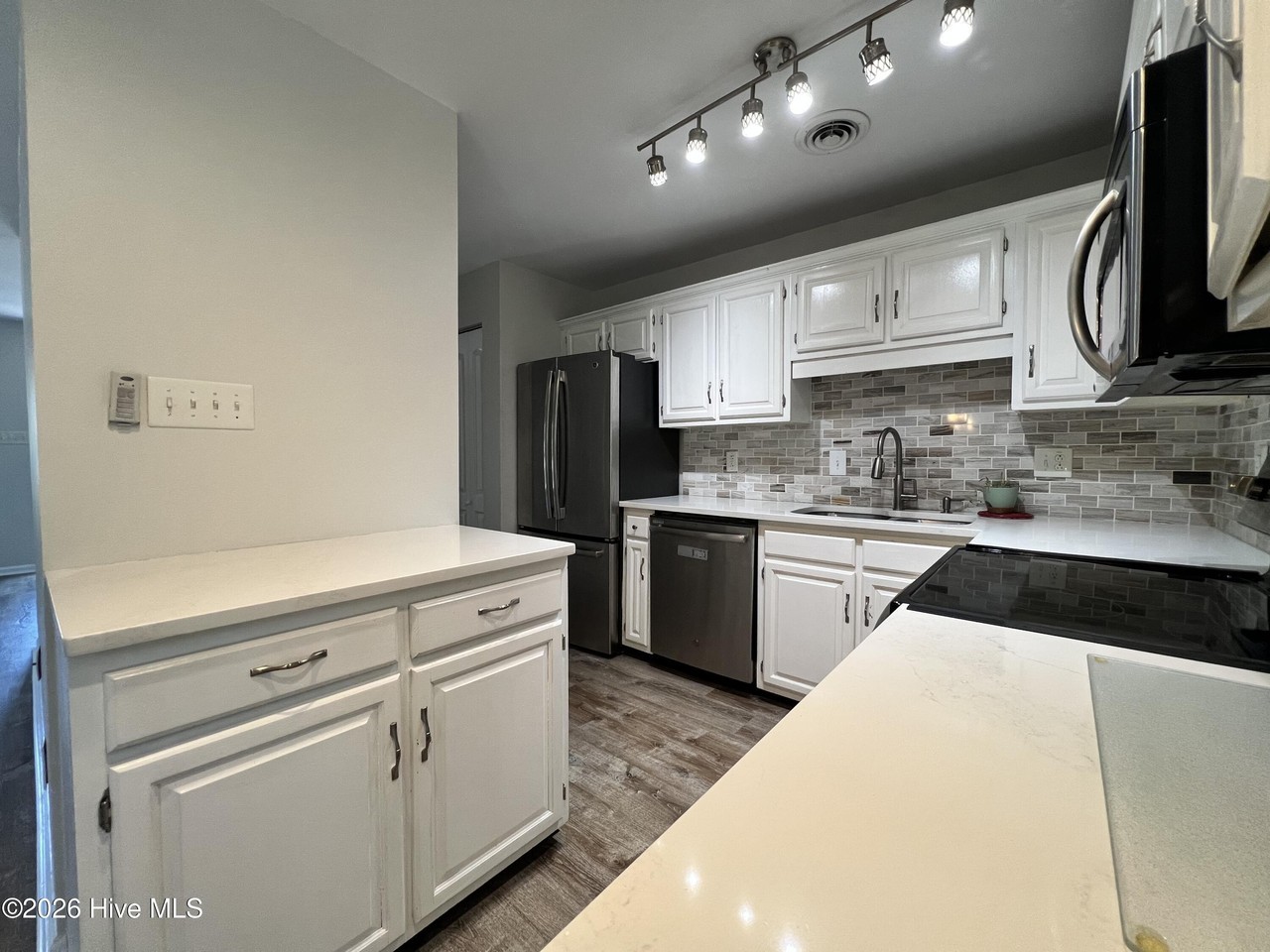 1093 Harbor Dr - Photo 5 of 26