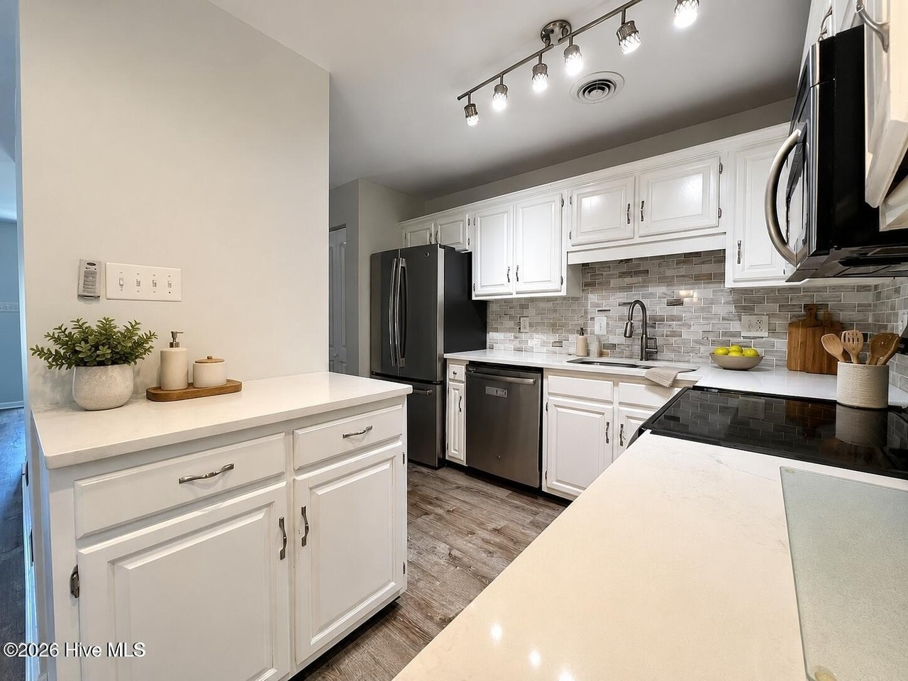 1093 Harbor Dr - Photo 6 of 26