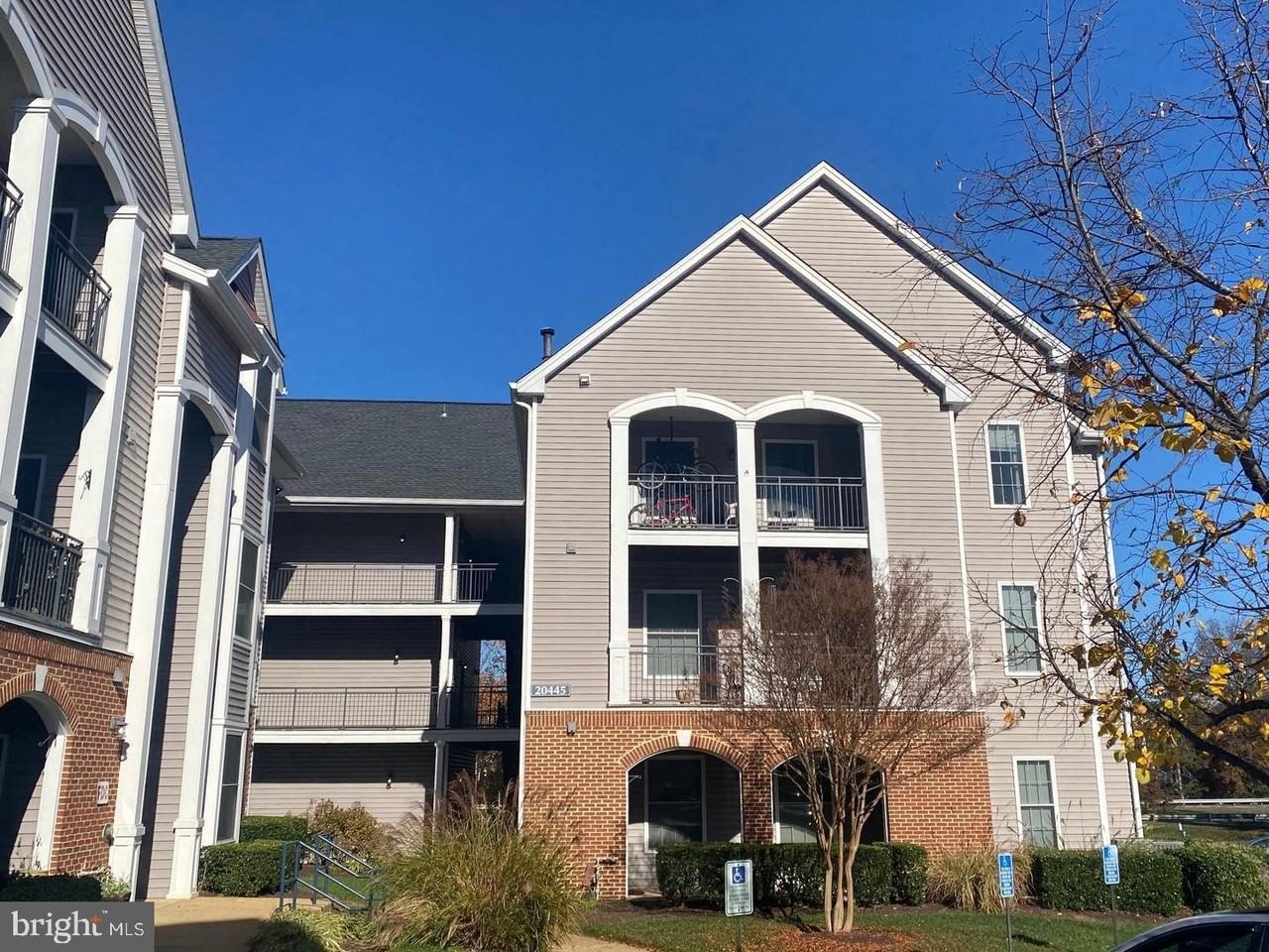 20445 Chesapeake Sq - Photo 2 of 25