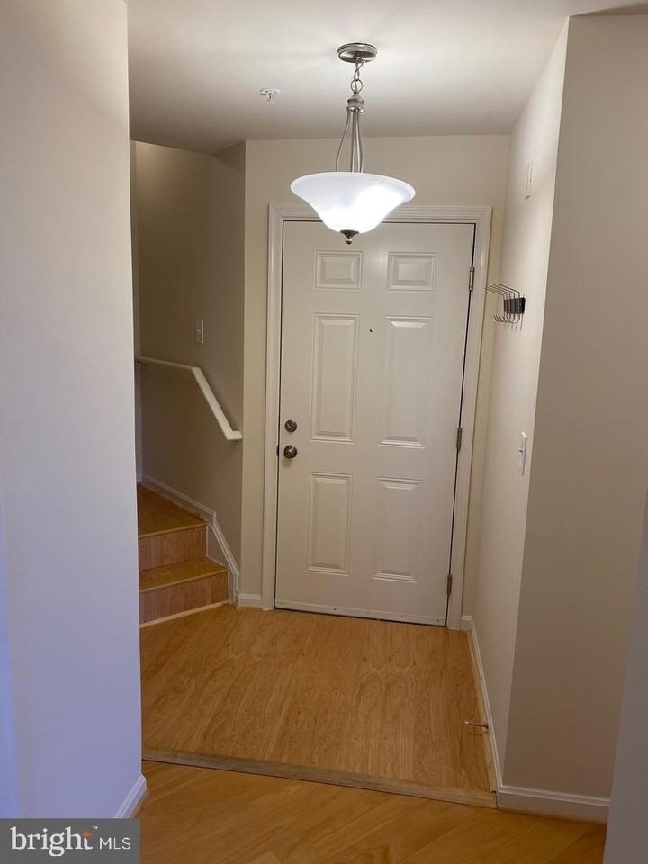 20445 Chesapeake Sq - Photo 3 of 25