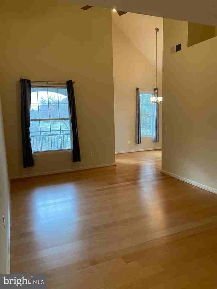 20445 Chesapeake Sq - Photo 5 of 25