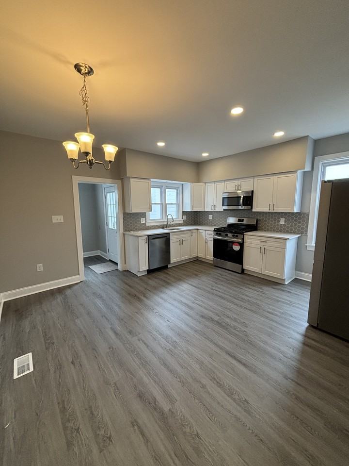 426 Middlesex St #1 - Photo 3 of 11
