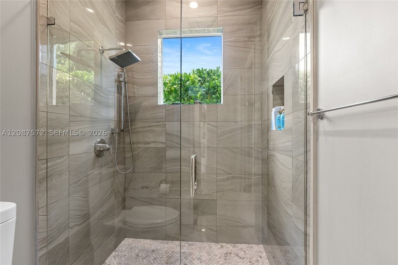 924 Evergreen Dr - Photo 6 of 50