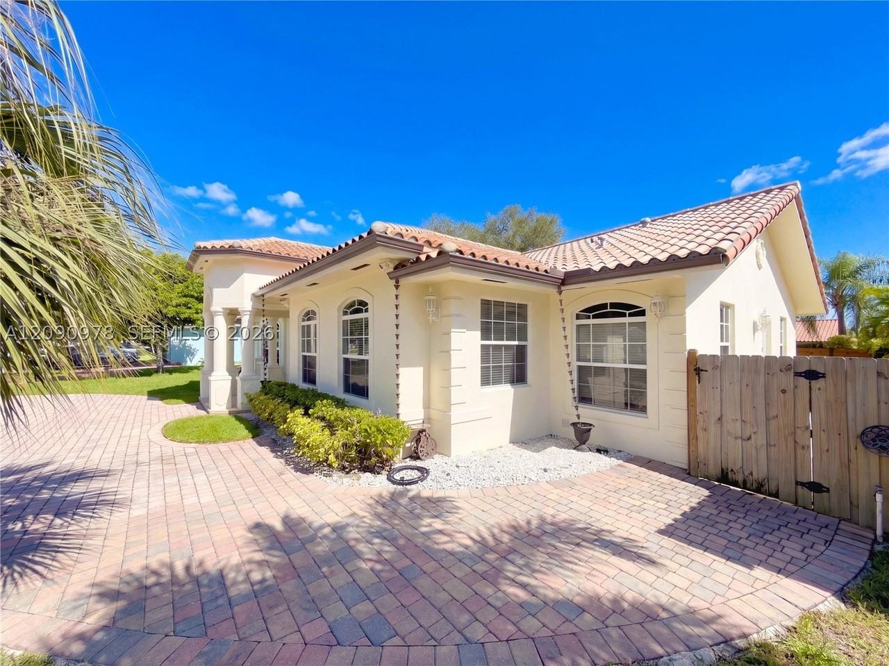 9444 Sw 78th St - Photo 4 of 33