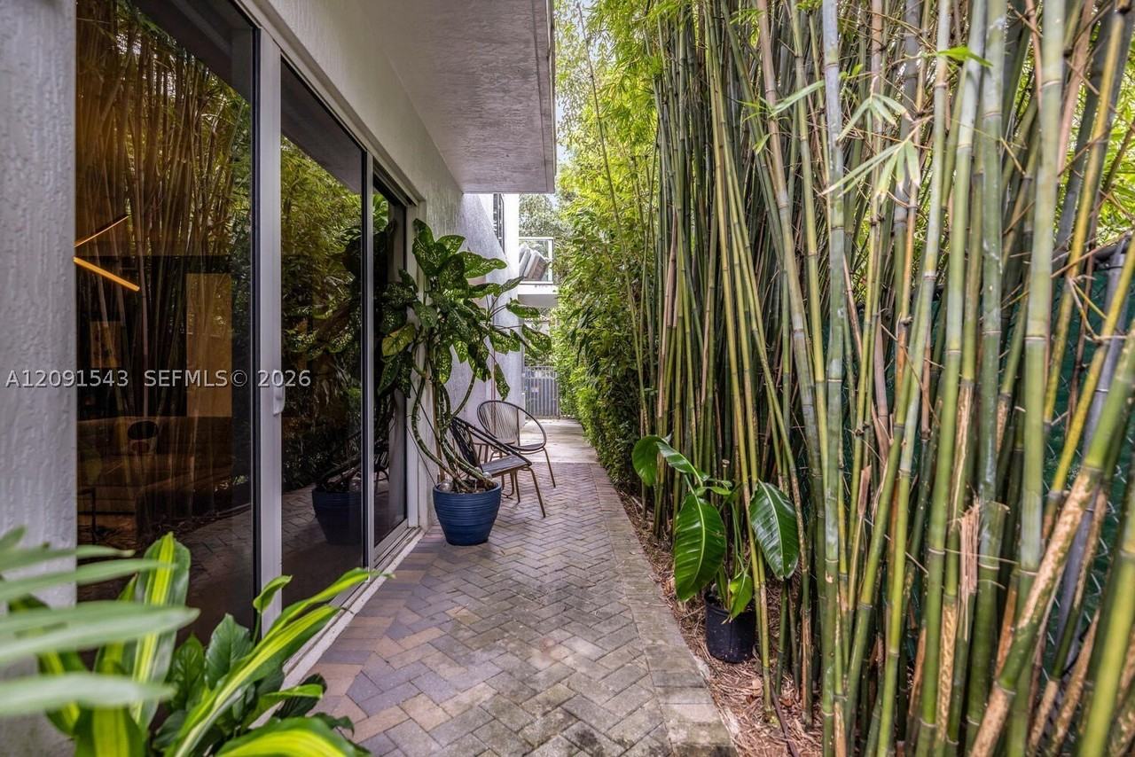 455 Ne 39th St #103 - Photo 4 of 44