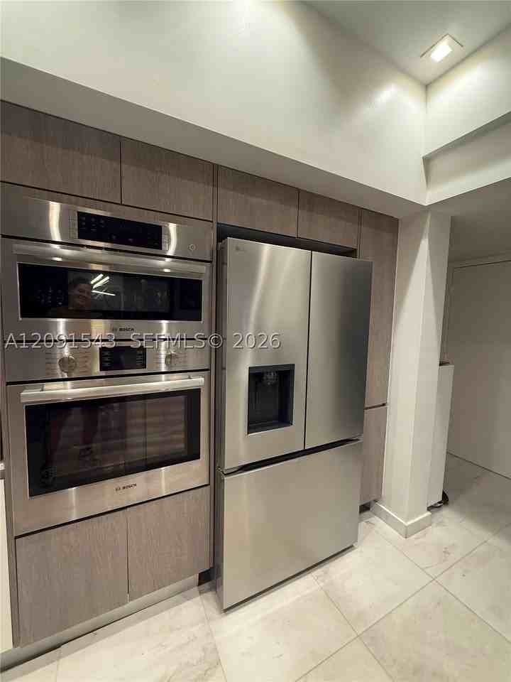455 Ne 39th St #103 - Photo 6 of 44
