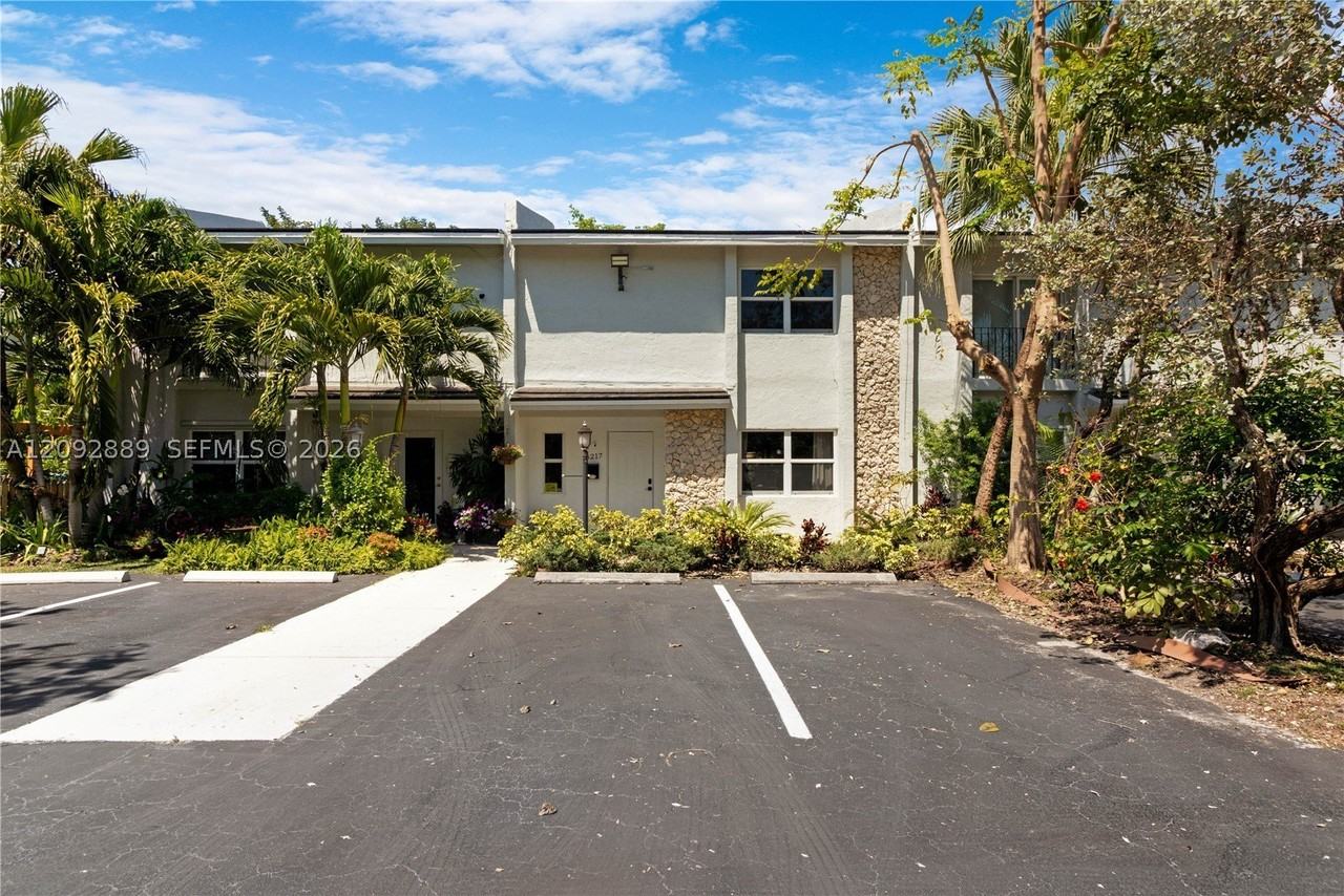 6217 Sw 78th St #2B - Photo 2 of 33