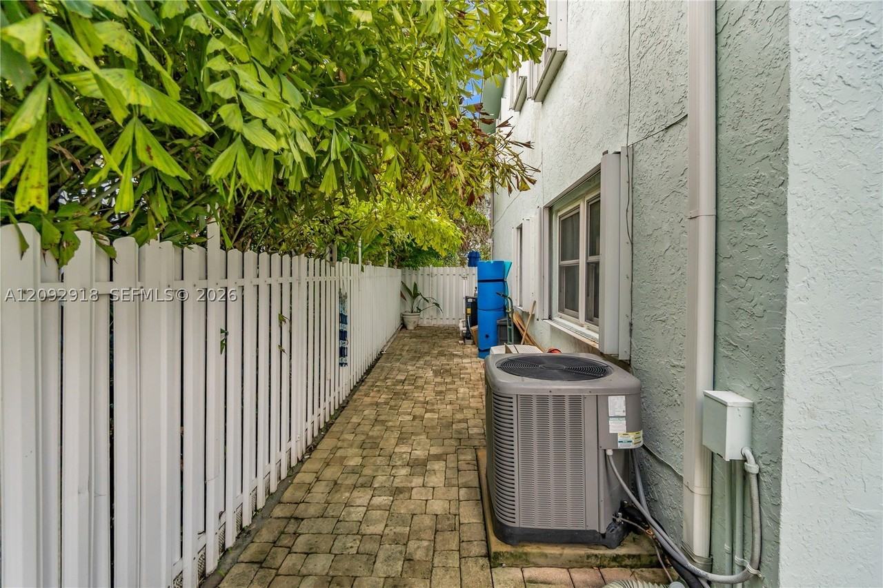 663 Ponce De Leon Dr #2 - Photo 4 of 50