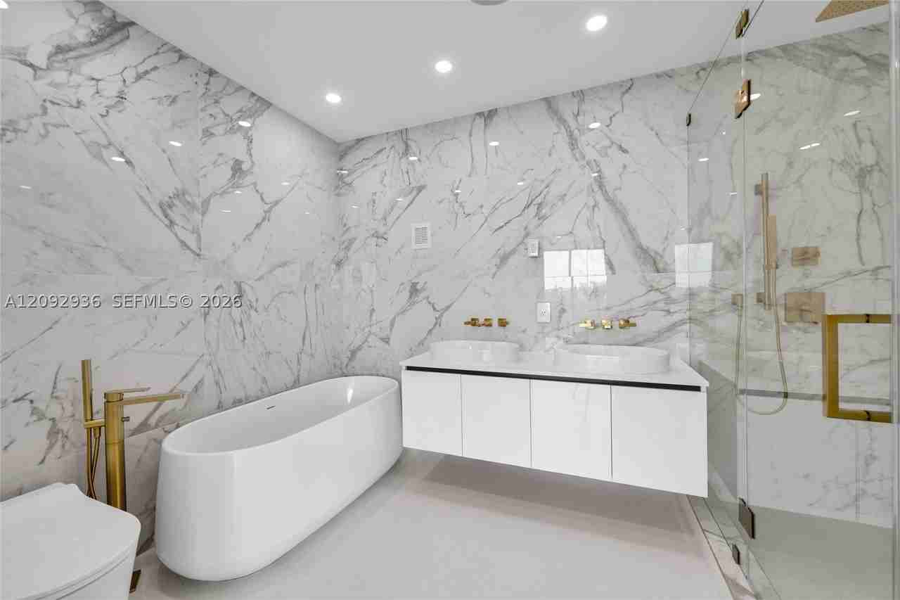 3222 Ne 7th St - Photo 5 of 35