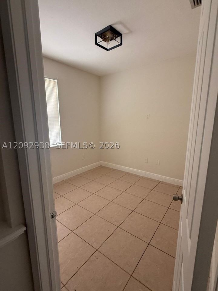 372 Sw 2nd St - Photo 2 of 10
