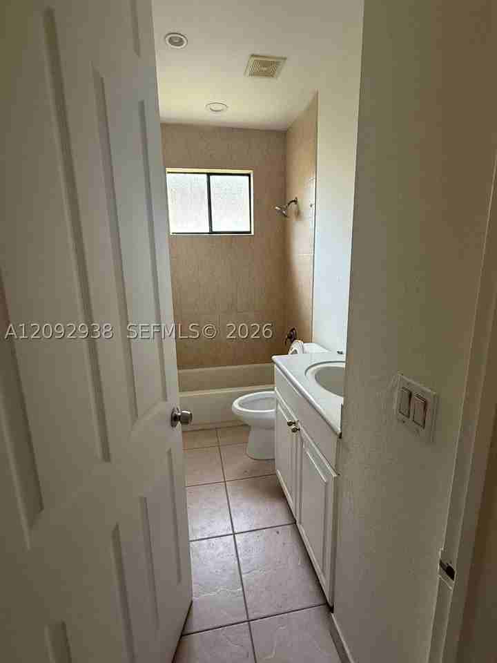 372 Sw 2nd St - Photo 4 of 10