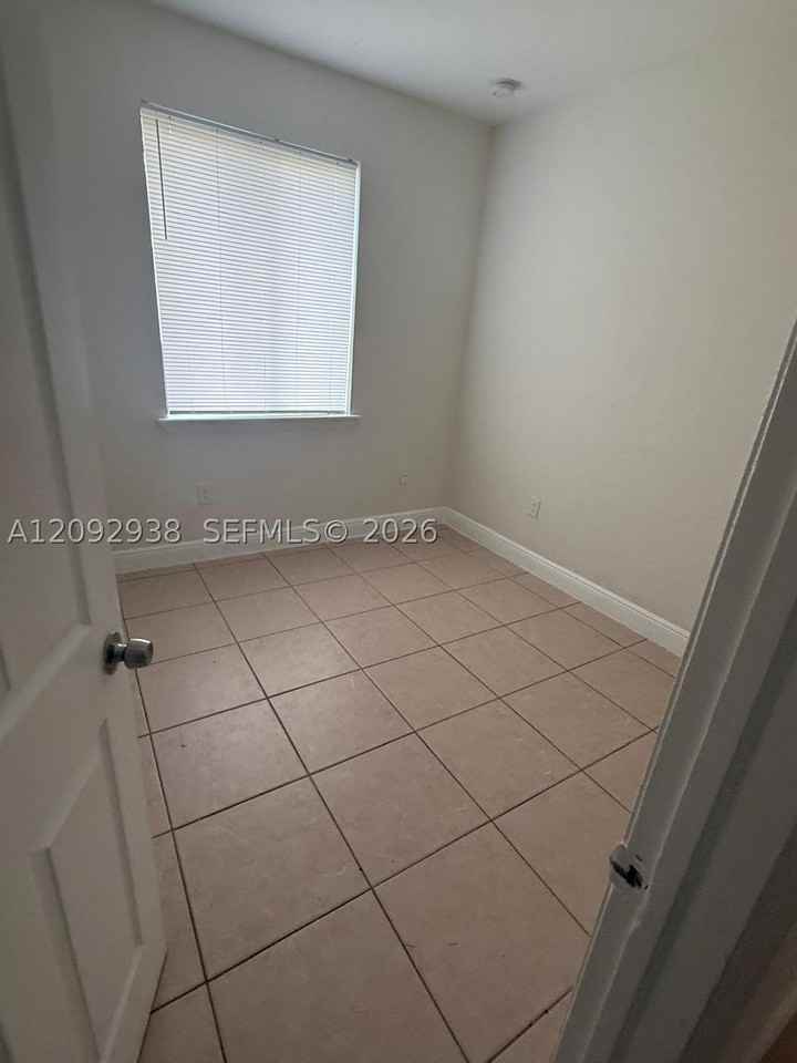 372 Sw 2nd St - Photo 5 of 10