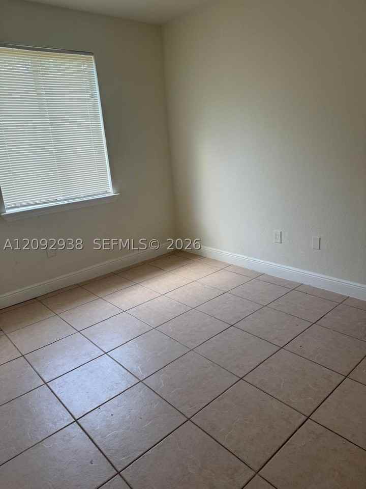 372 Sw 2nd St - Photo 6 of 10