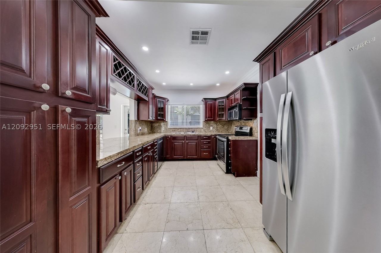 1410 Bird Rd - Photo 6 of 23