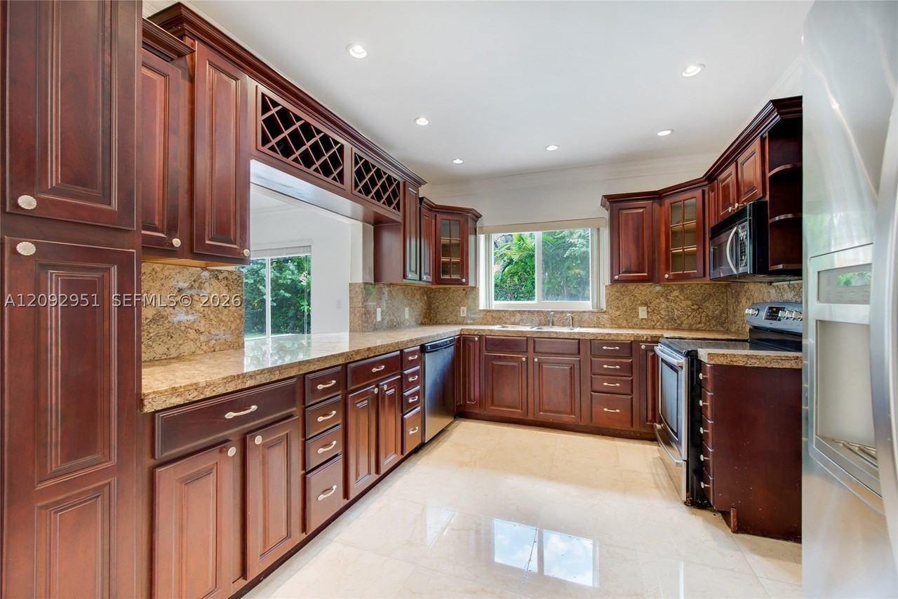 1410 Bird Rd - Photo 7 of 23