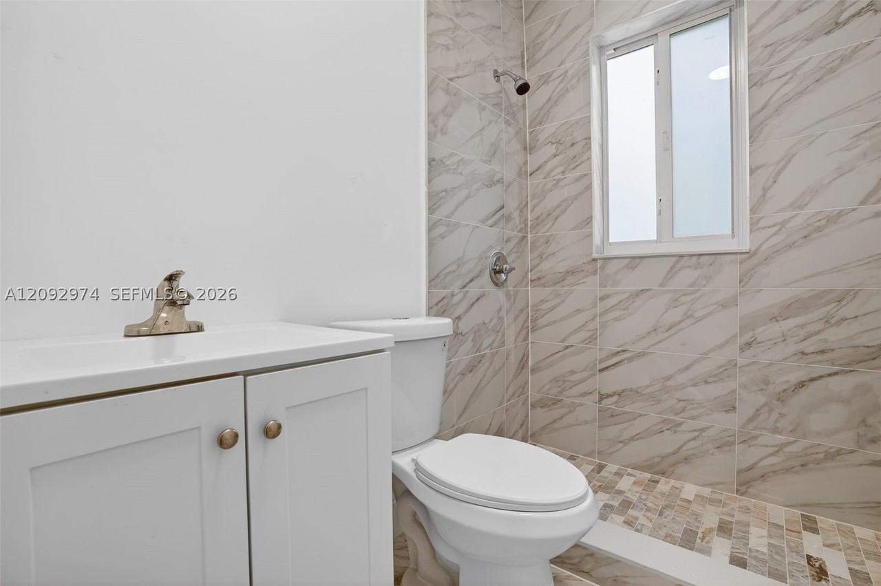 1630 Sw 10th St #4 - Photo 3 of 5
