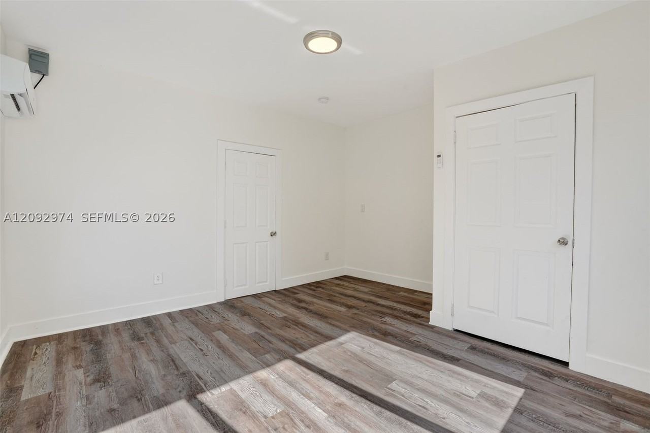 1630 Sw 10th St #4 - Photo 4 of 5