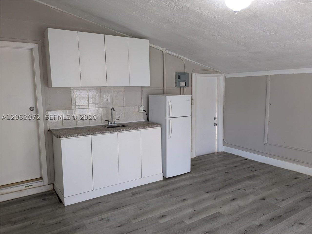 3438 Sw 2nd St #R1 - Photo 7 of 10