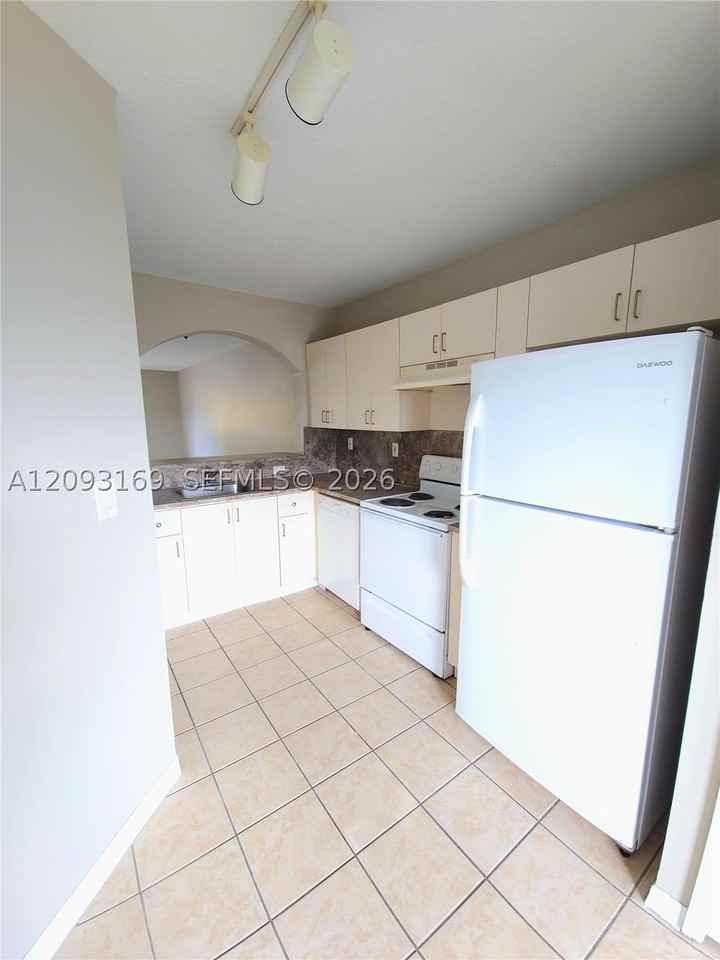 990 Ne 33rd Ter #102 - Photo 5 of 13