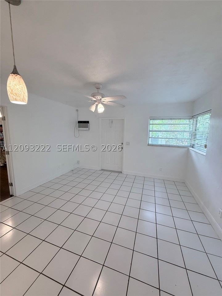 713 Sw 13th Ave #3 - Photo 5 of 14