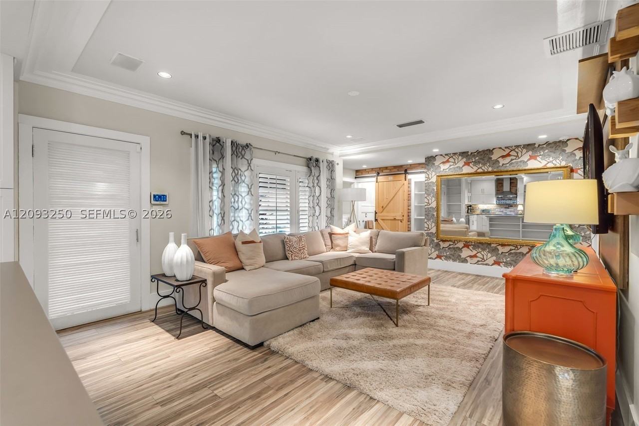 700 Vilabella Ave - Photo 2 of 50