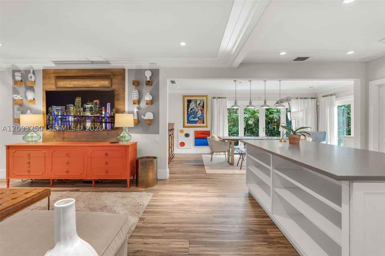 700 Vilabella Ave - Photo 5 of 50