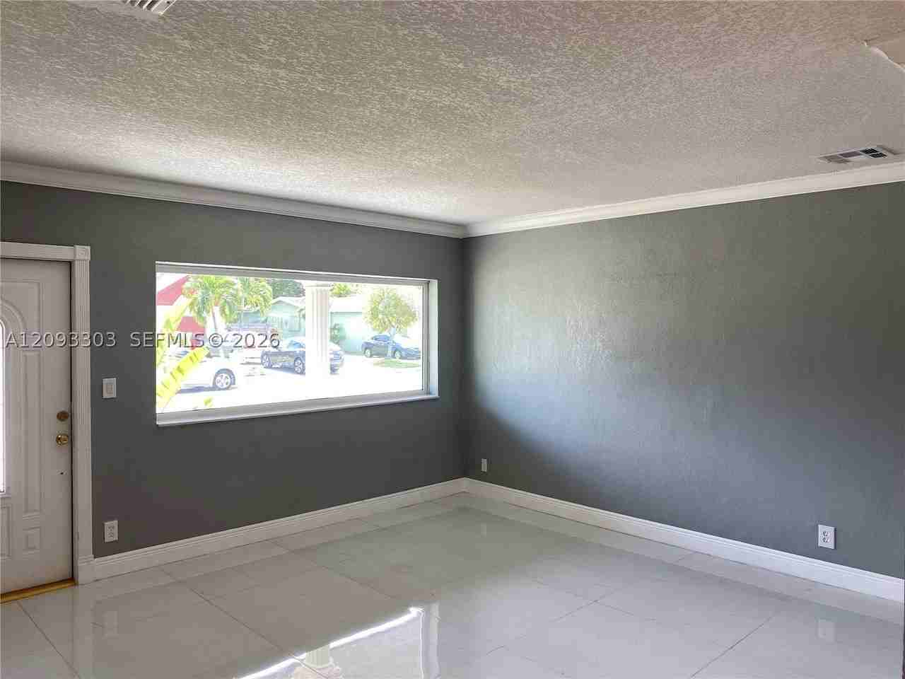 1850 Sw 48th Ave - Photo 2 of 15
