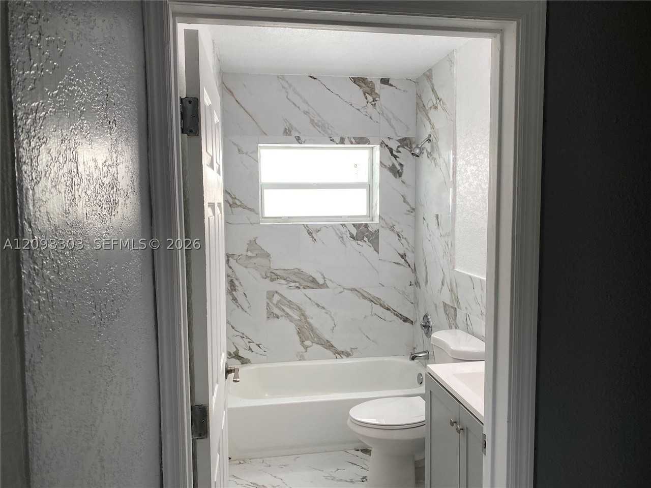 1850 Sw 48th Ave - Photo 4 of 15