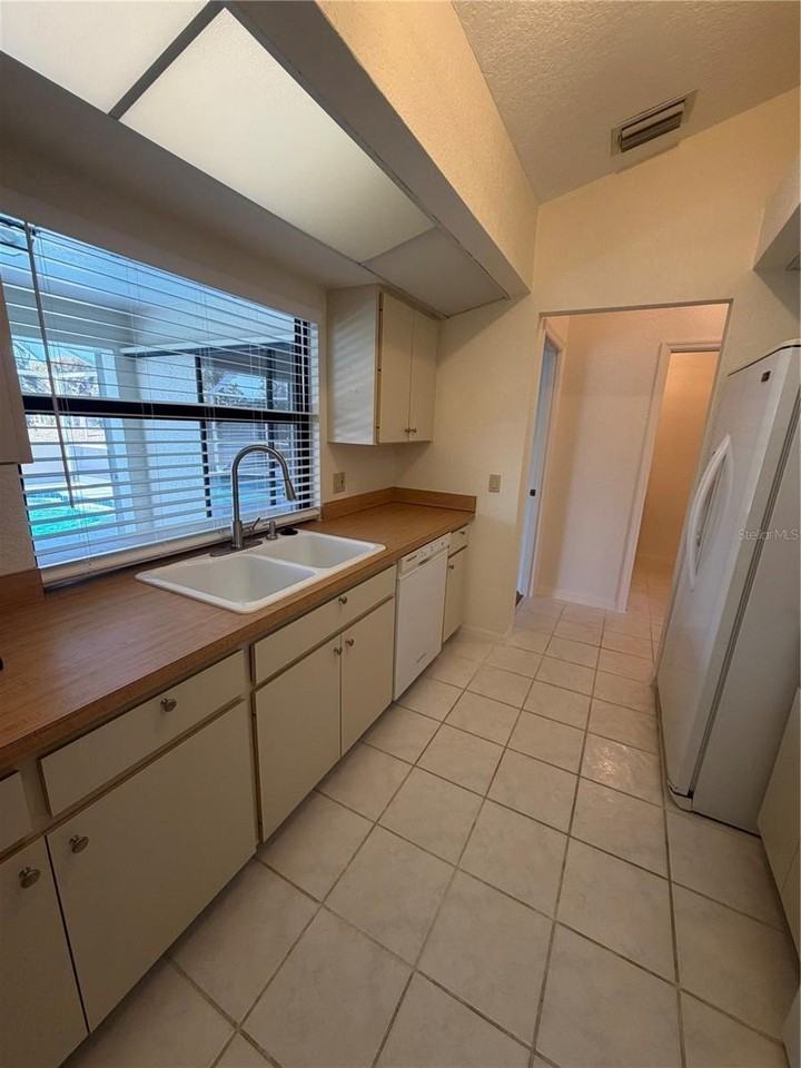 1612 Blue Lake Cir - Photo 4 of 18