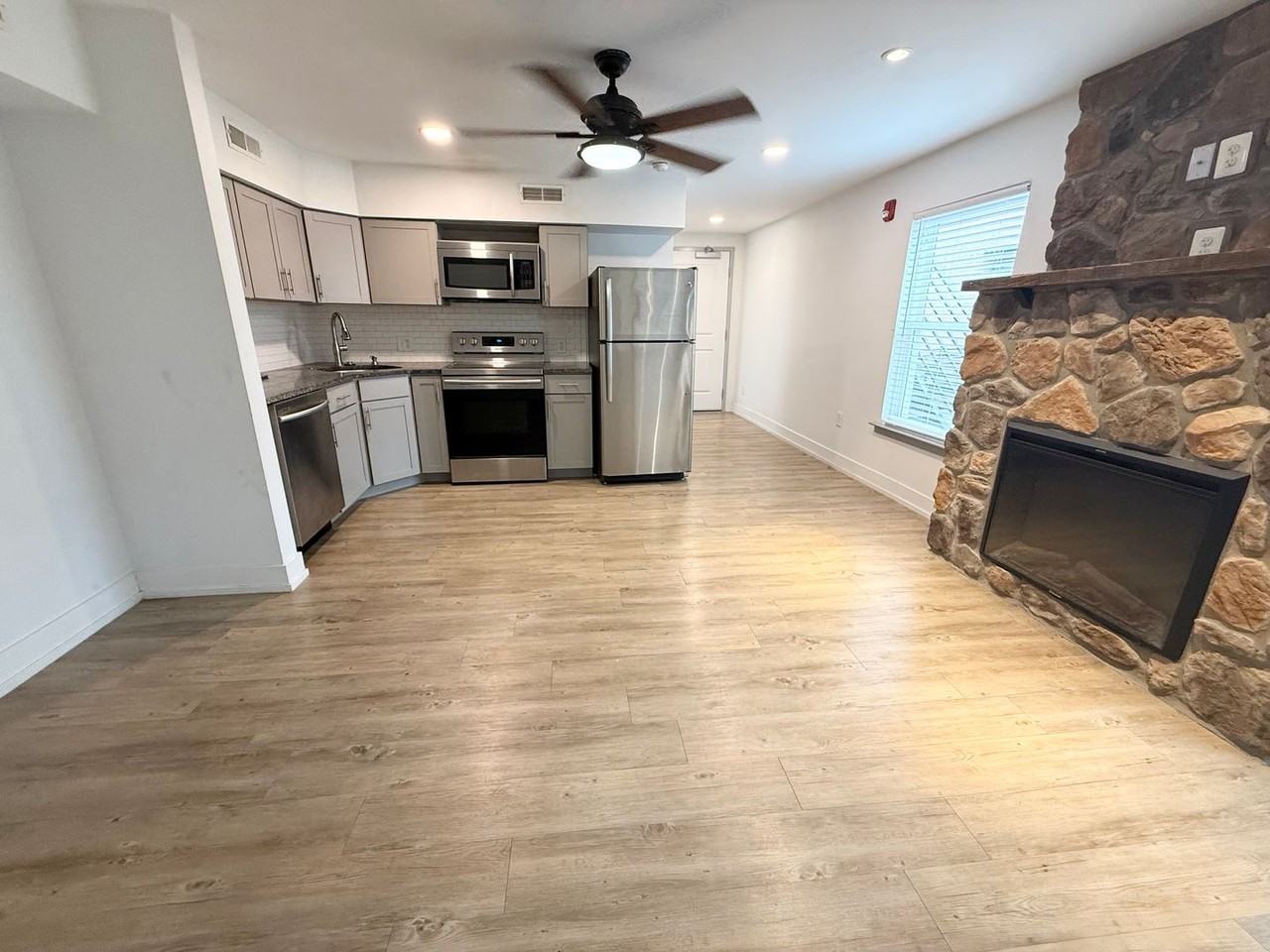 Main St W 221 - Photo 2 of 32