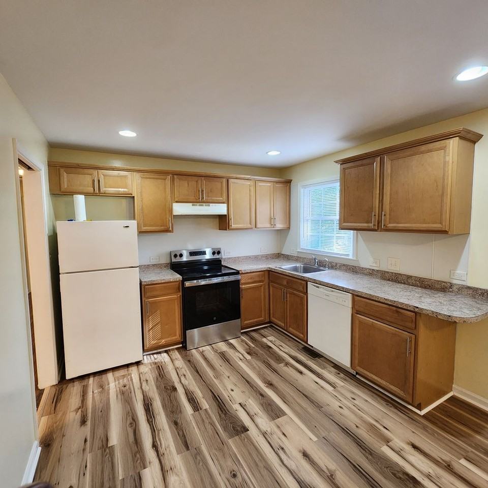 1208 Thames Ct - Photo 5 of 27