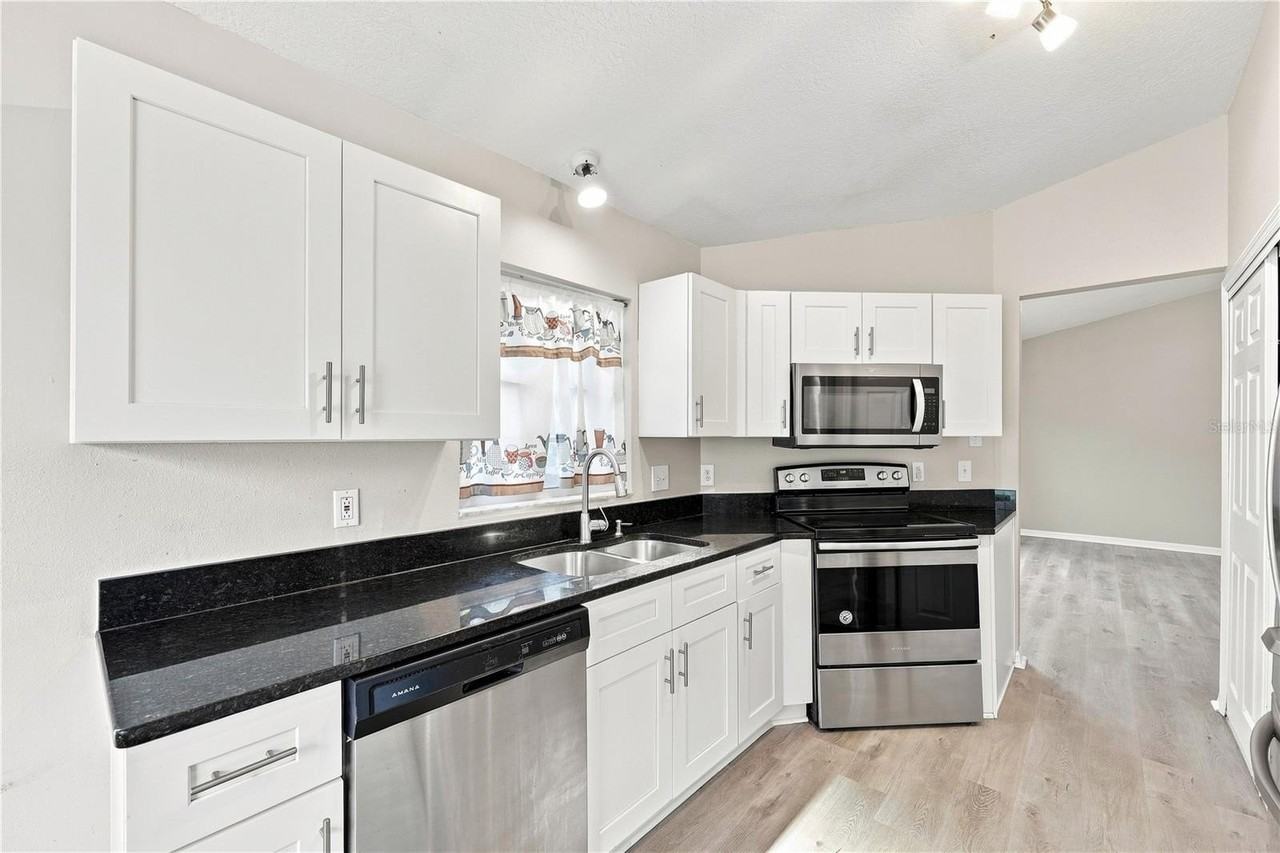 9910 Dean Cove Ln - Photo 4 of 7