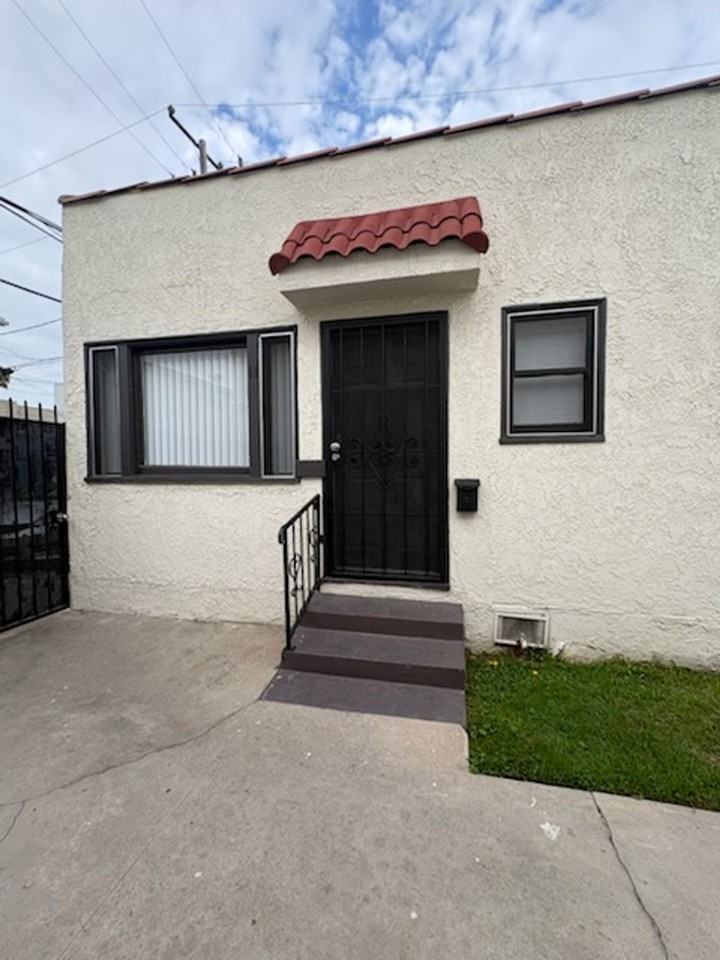 930 E 3rd St #4 - Photo 2 of 26