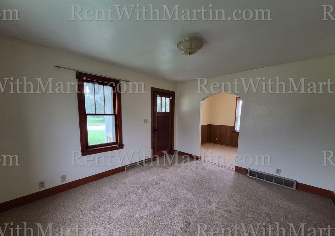 1359 Garden Ave - Photo 3 of 19