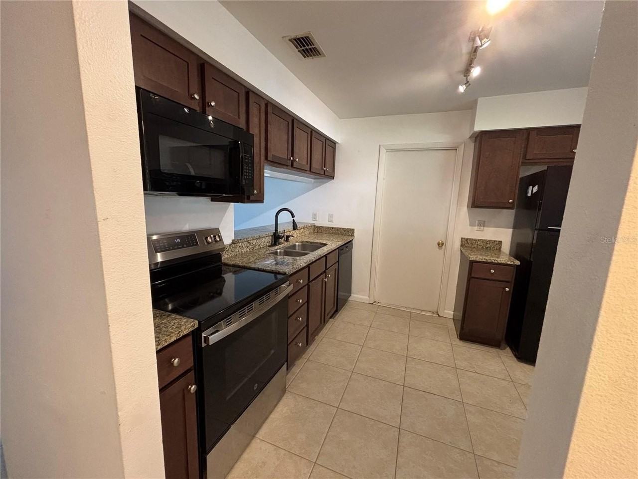 1761 Lakeview Village Dr - Photo 5 of 34