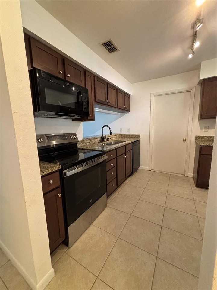 1761 Lakeview Village Dr - Photo 6 of 34