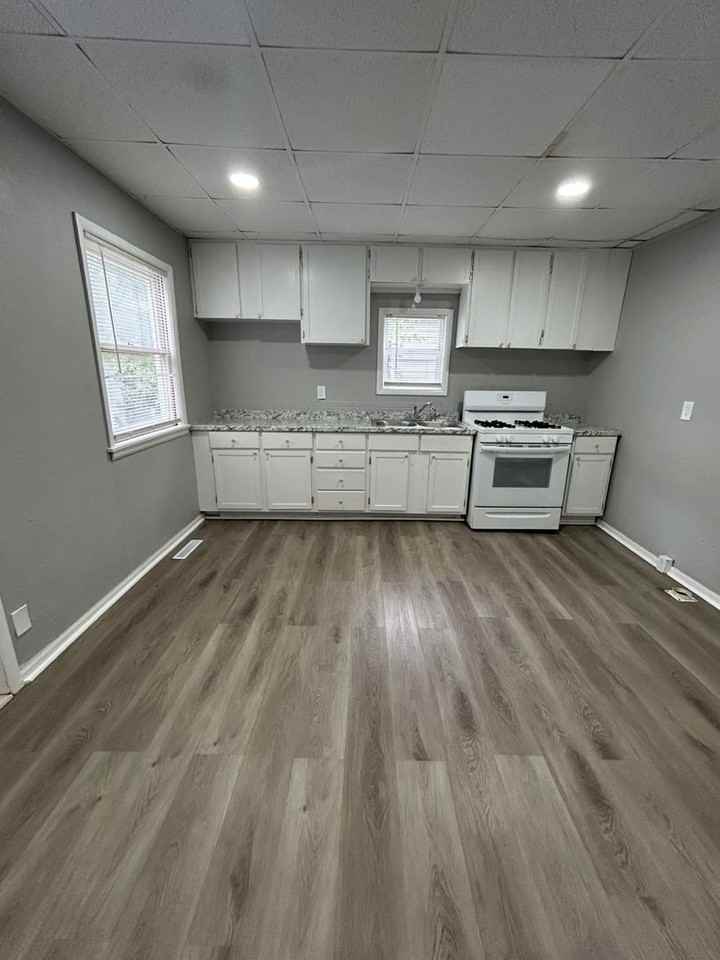612 E 10th St - Photo 4 of 10