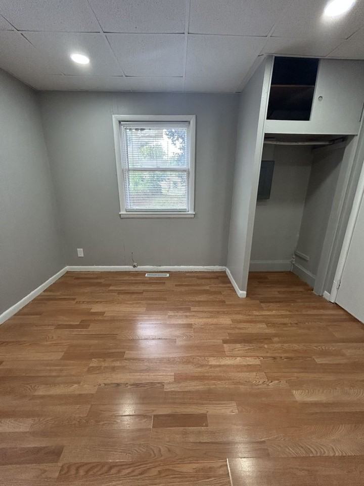 612 E 10th St - Photo 6 of 10