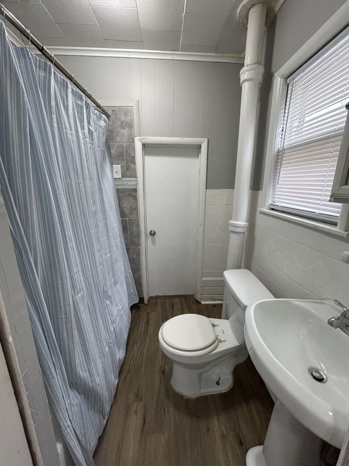 612 E 10th St - Photo 7 of 10
